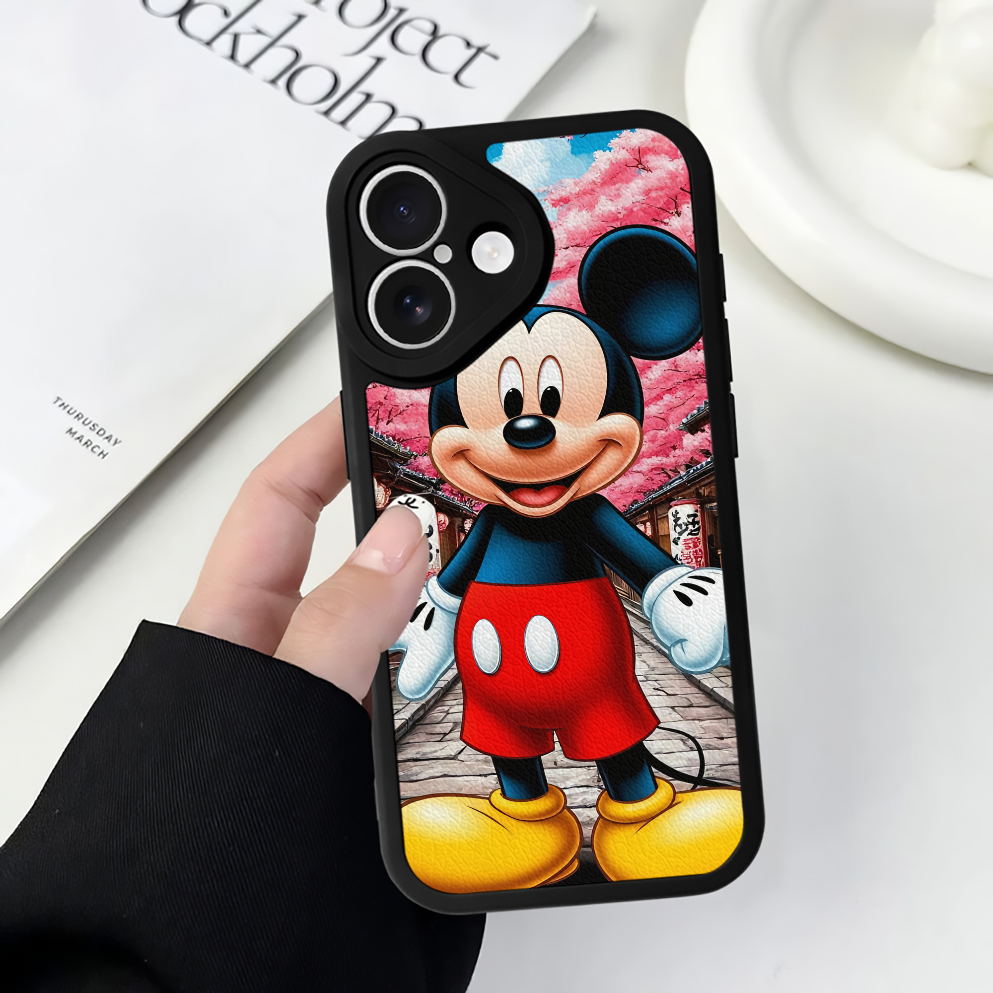 （画像用） ミッキーマウス Mickey Mouse 【iPhone 16シリーズ対応】シリコンスマホケース（レザー調） 材質：シリコン
